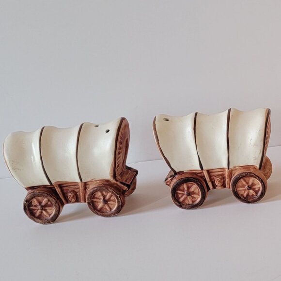 Vintage Covered Wagon Salt & Pepper Shaker Set - Picture 3 of 4